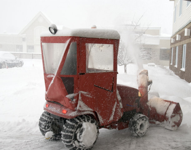 在冬季暴风雪中吹雪图片下载