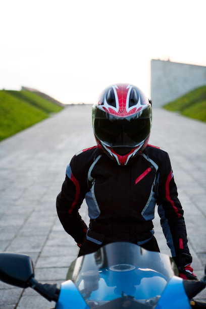 骑摩托车的人图片下载