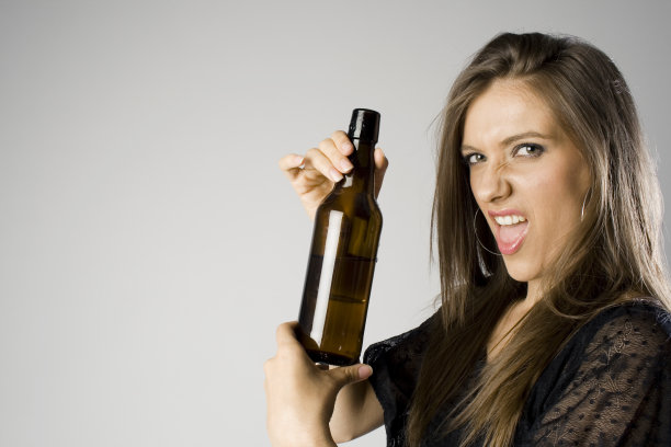 醉酒的派对女孩图片下载