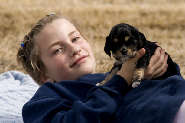 小女孩带着一只小狗图片下载