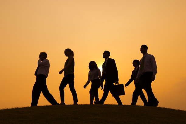 一组向前走的人的照片图片下载