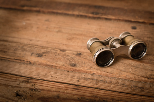 复古双筒望远镜或歌剧眼镜，有拷贝空间图片下载