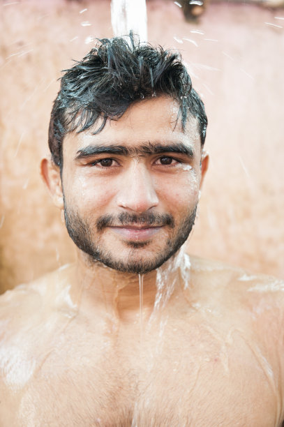 男人在洗澡图片下载