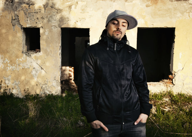 酷小伙在一座废弃建筑前摆姿势图片下载