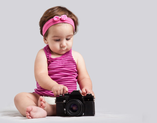 带着旧相机的可爱小婴儿图片下载