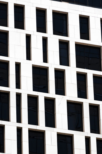 特写现代白色办公大楼与黑色窗户图片下载