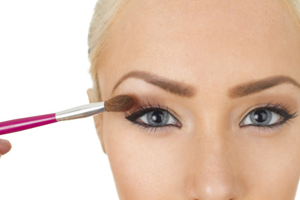 女人在画眼妆图片下载