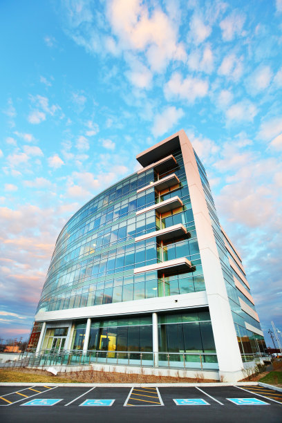 现代化总部，设有残疾人停车位图片下载