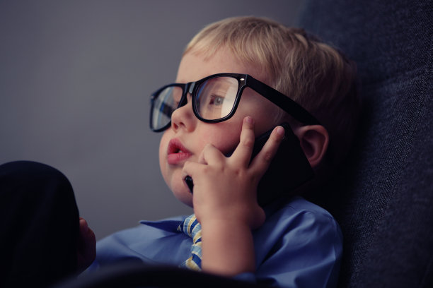 年轻的商人在晚上打电话图片下载