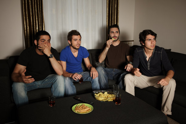 年轻人在观看体育比赛图片下载