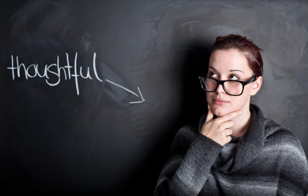 年轻女子站在黑板前图片下载