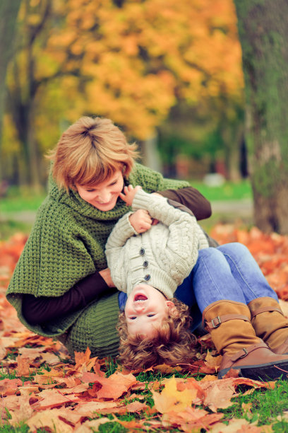母亲和儿子在秋天图片下载