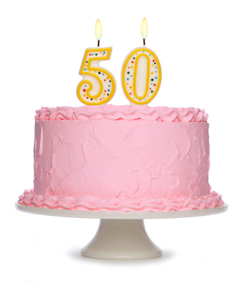 用粉红色糖霜和蜡烛装饰的生日蛋糕图片下载