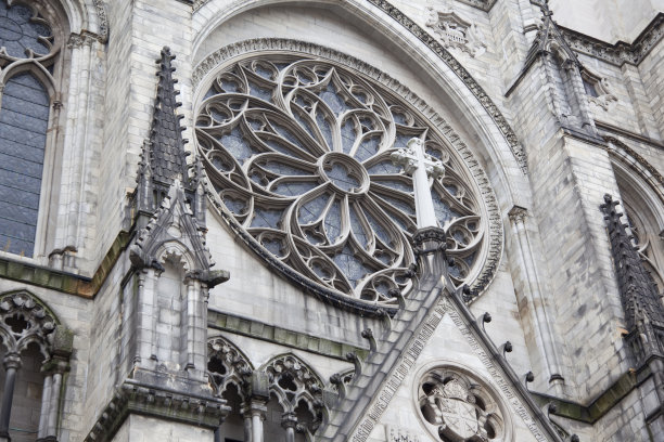 哥特式教堂的尖顶和彩色玻璃窗图片下载