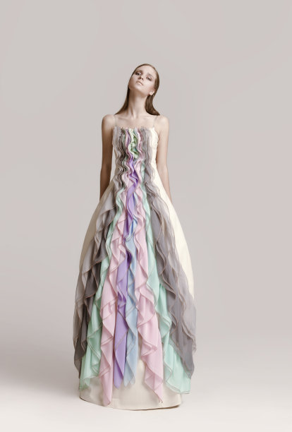 穿着高级定制礼服的女人图片下载