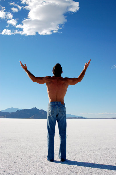 宽张开双臂图片下载