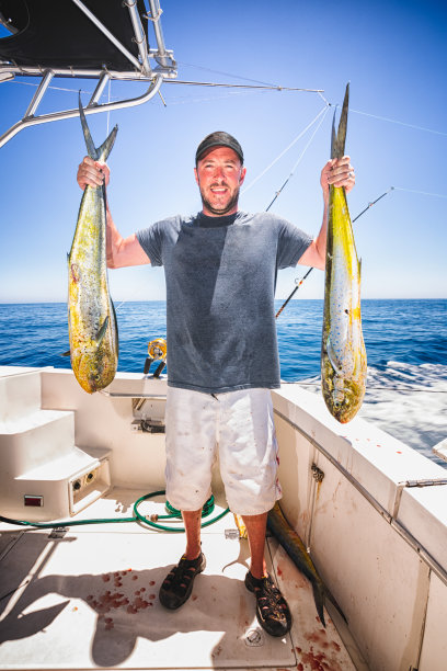 拿着奖杯的年轻人MahiMahi图片下载