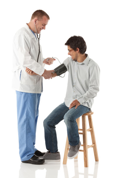 微笑的医生为病人检查血压图片下载