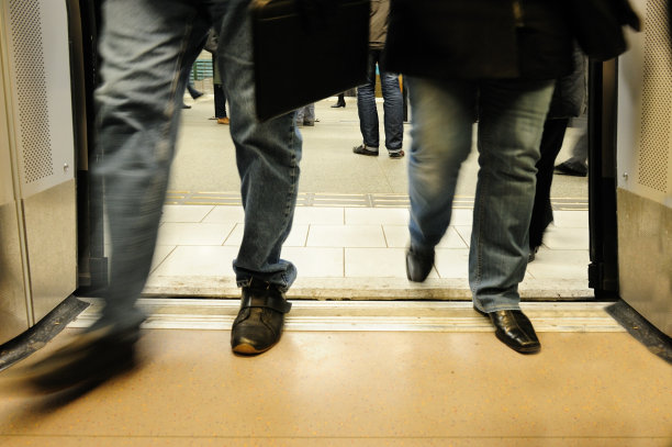 乘客进入地铁污渍图片下载