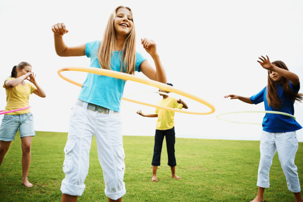 漂亮女孩在玩呼啦圈图片下载