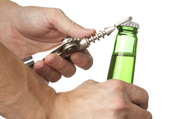 酒吧招待开啤酒瓶。图片下载