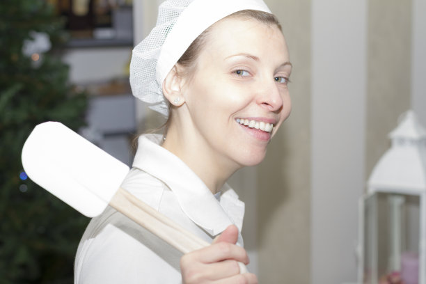 妇女使用抹刀在冰淇淋车间-小型企业图片下载