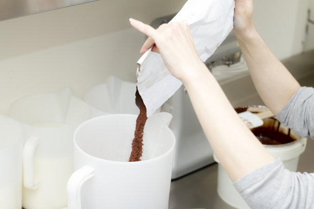 女人准备巧克力冰淇淋-小生意图片下载