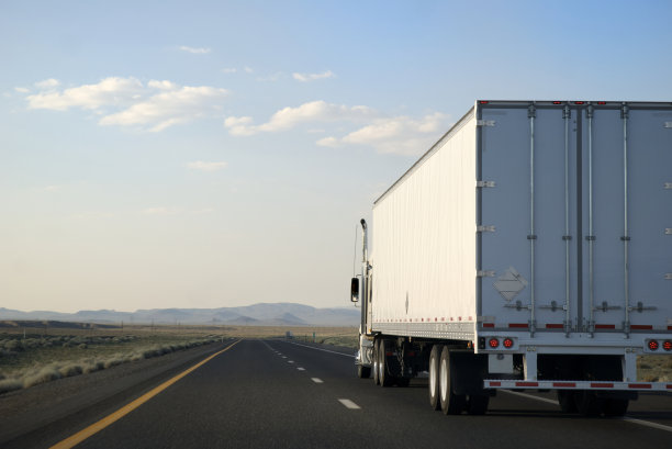 运输白色拖车在公路上行驶图片下载