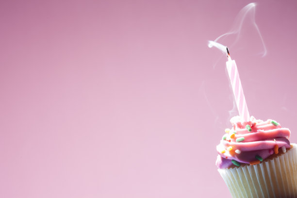 粉红色背景上的生日蛋糕图片下载