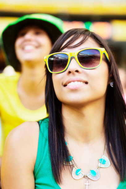 美丽的棕发巴西球迷坐在体育场微笑图片下载