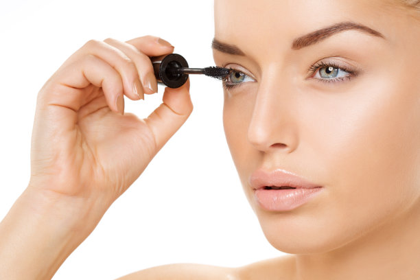 涂睫毛膏的美女图片下载