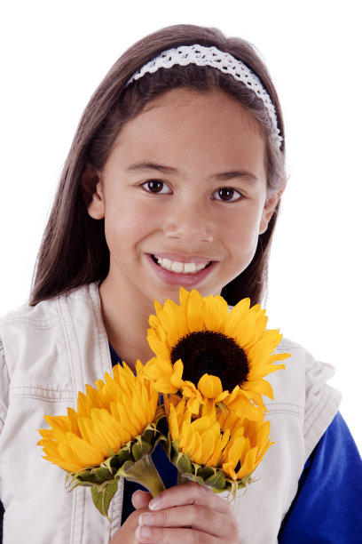快乐微笑的西班牙女孩拿着向日葵图片下载
