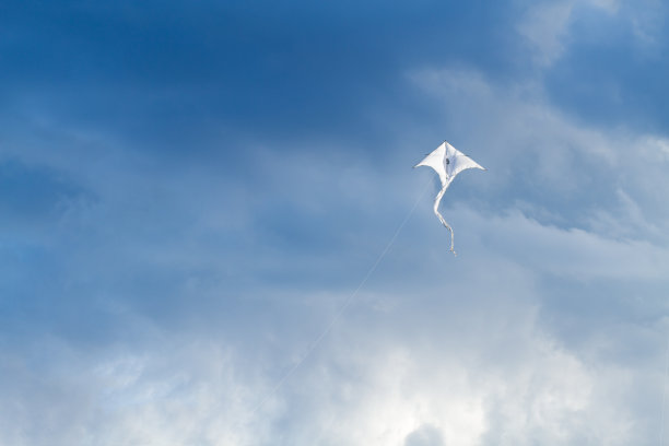 孤独的风筝和乌云图片下载