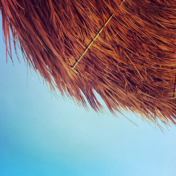 稻草阳伞对着蓝天图片下载