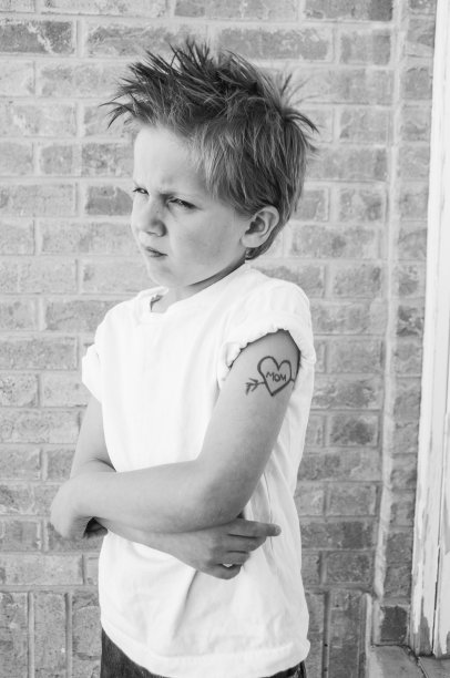 坚强的小妈妈的儿子图片下载