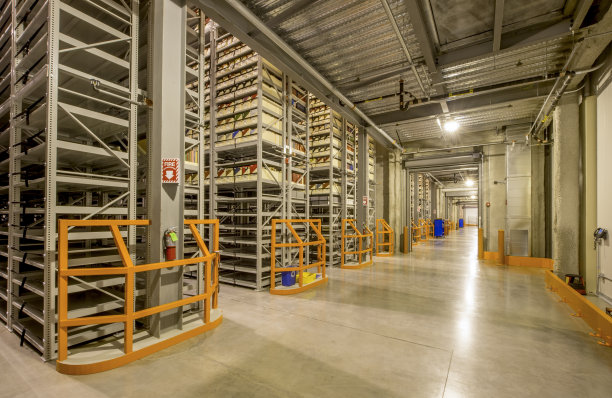 在仓库里堆放货物的照片图片下载