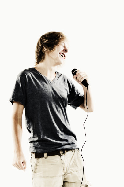 高对比男性青少年歌手图片下载