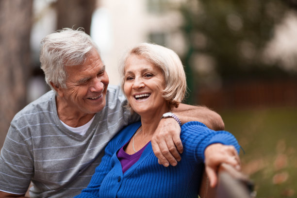 秋日微笑的老两口肖像图片下载