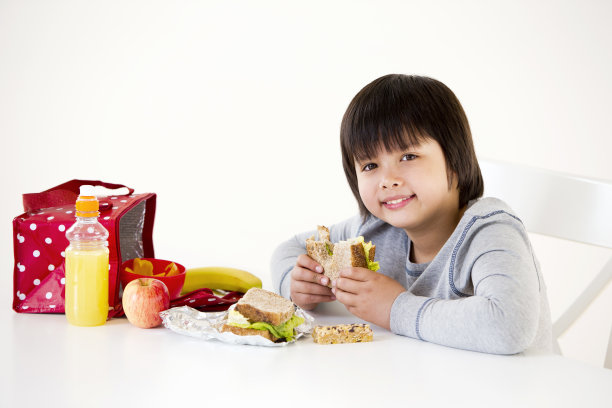 小男孩吃盒装午餐图片下载