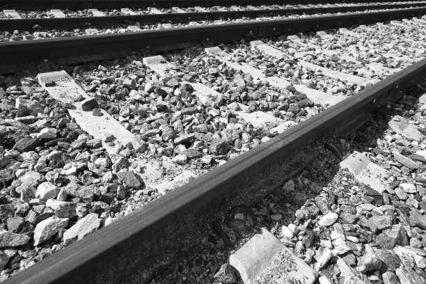新建铁路的黑白图像图片下载