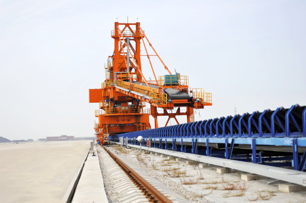 一个蓝色和橙色的煤炭出口工厂图片下载