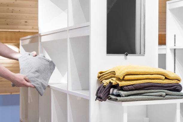 把衣服放进衣柜的衣帽间素材图片