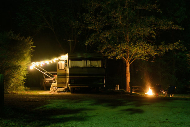 晚上的房车露营图片下载