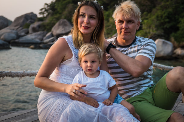 海滩上的幸福家庭图片下载