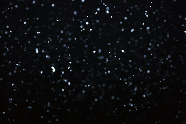 黑色背景上的雪图片下载
