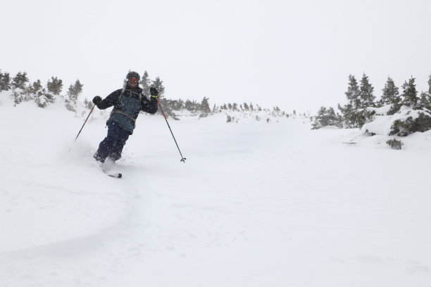 科罗拉多边远地区的滑雪者粉末复制空间图片下载