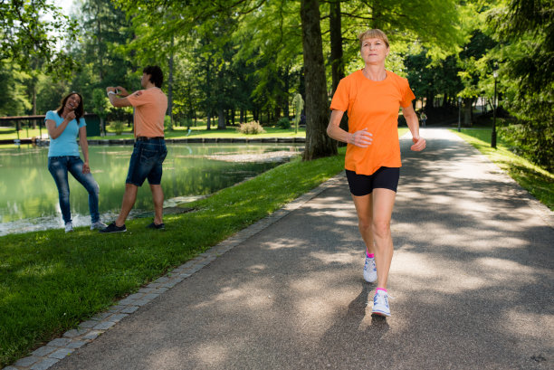 高级女性慢跑图片下载
