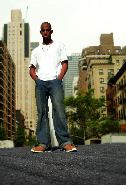 城里的黑人小男孩(2个中的一个)图片下载