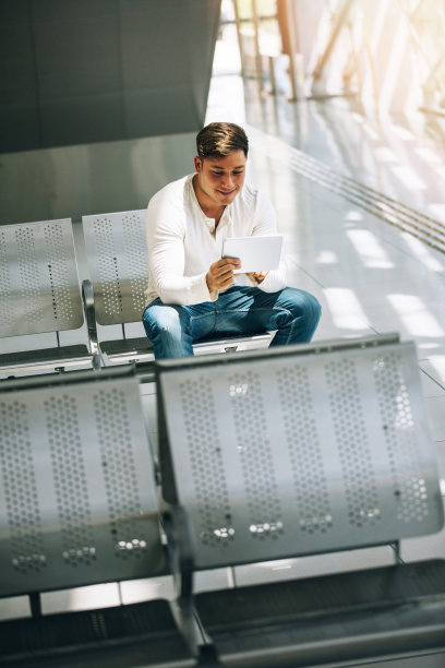 年轻男人使用平板电脑图片下载