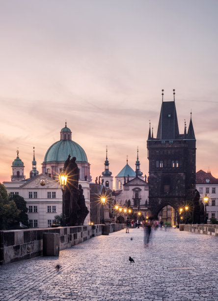 捷克共和国布拉格清晨的查尔斯大桥素材图片